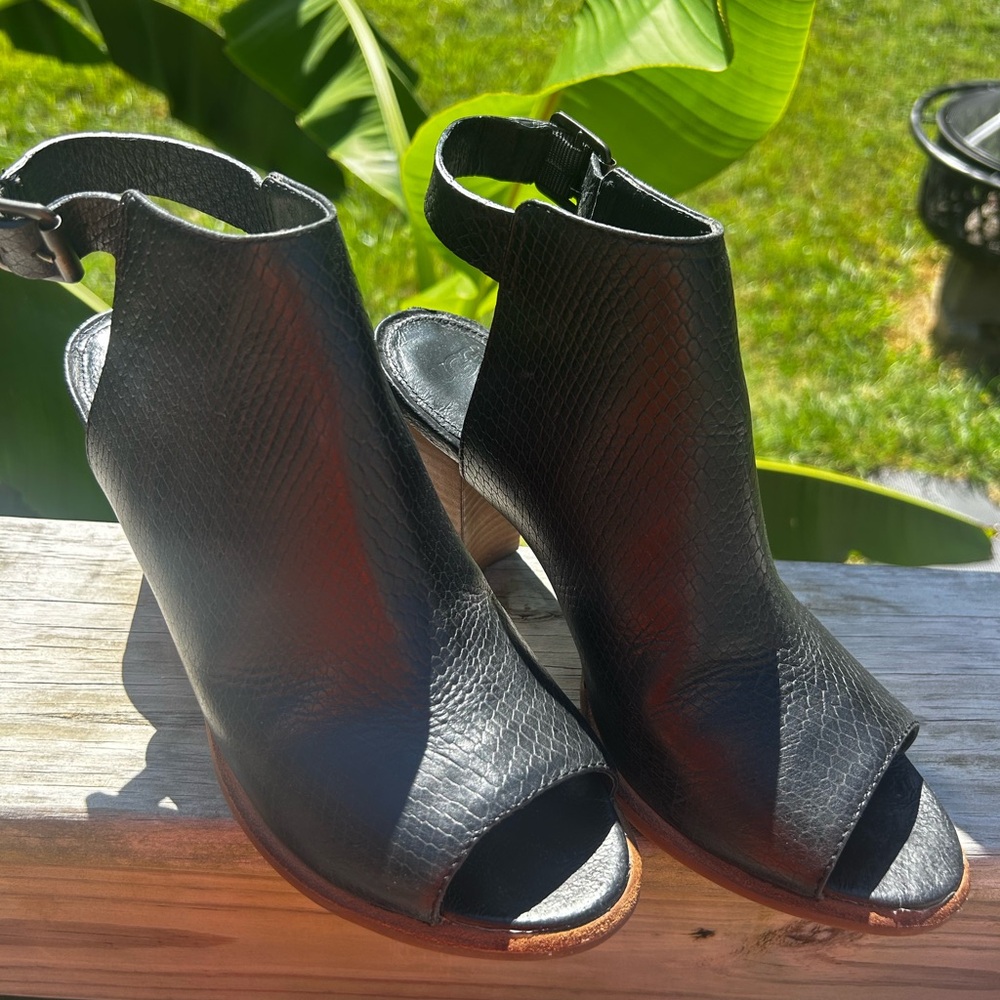 Ugg Audrey Exotic Dressy Black Leather Ankle Strap Heeled Sandals Size 9